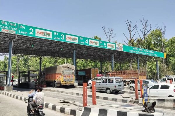 एक अप्रैल से बढ़ेगा टोल टैक्स, सफर होगा महंगा Travelling will become costlier from April 1 due to increase in toll tax