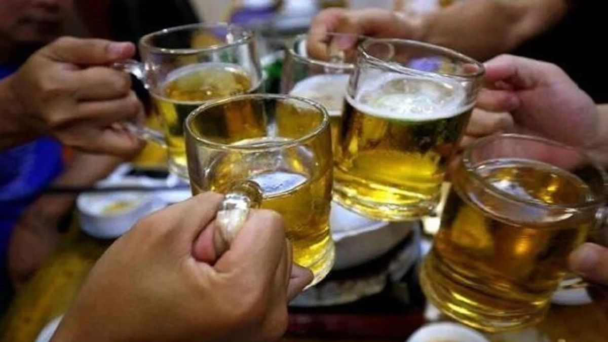 Uttarakhand is earning more revenue from liquor per person than UP