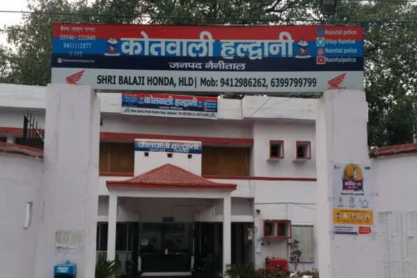 Wife-reached-Haldwani-from-UP-to-beat-her-husbands-girlfriend-kicked-and-punched-a-girl-from-Pithoragarh