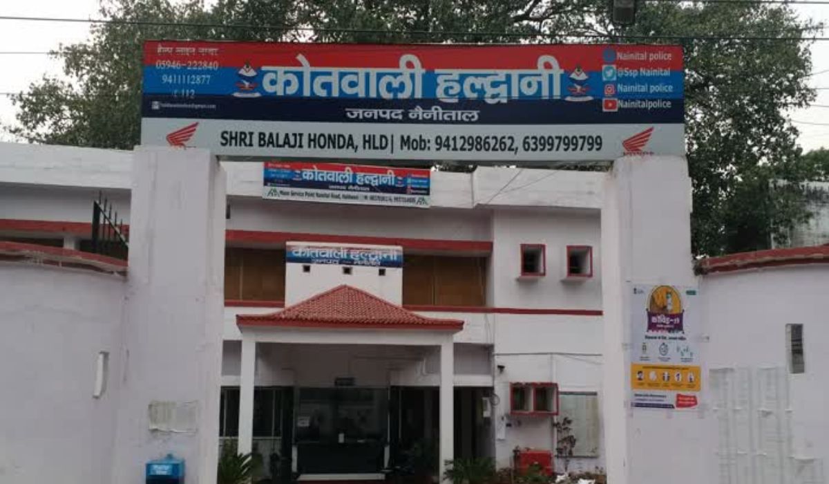 Wife-reached-Haldwani-from-UP-to-beat-her-husbands-girlfriend-kicked-and-punched-a-girl-from-Pithoragarh