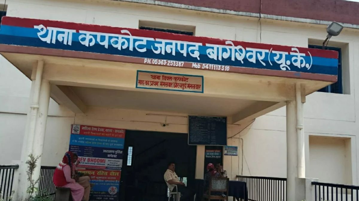 The accused of molesting teenage girls in Bageshwar attacked the police