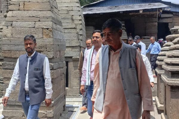 साहब!मास्टर प्लान के कार्य ने तोड़ दिए कईयों के पैर…लोगों ने सचिव के सामने खोली बड़ी पोल PWD Secretary Pankaj Pandey reached Jageshwar Dham