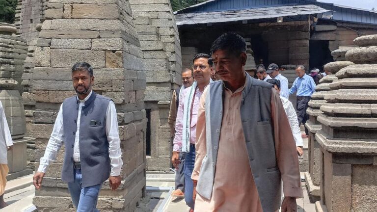 साहब!मास्टर प्लान के कार्य ने तोड़ दिए कईयों के पैर…लोगों ने सचिव के सामने खोली बड़ी पोल