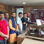 People gave a memorandum to the DM regarding setting up shops in Shravani fair