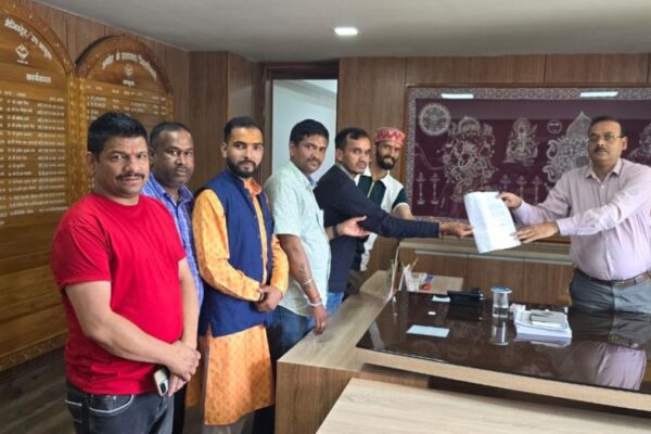 People gave a memorandum to the DM regarding setting up shops in Shravani fair
