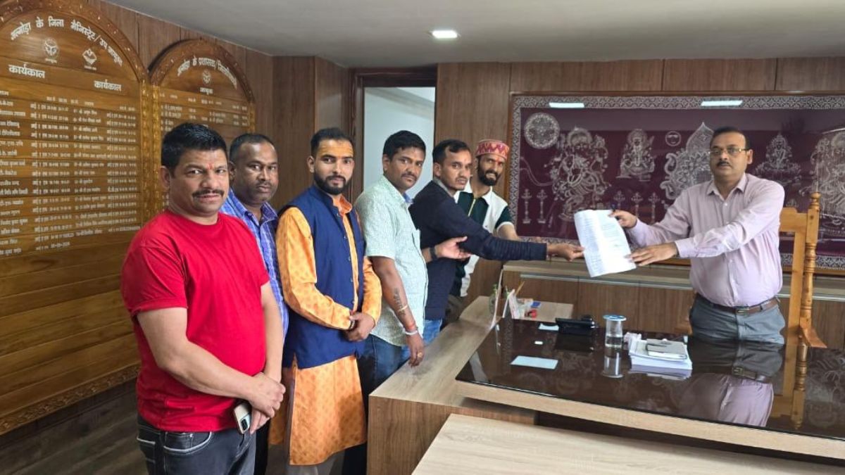 People gave a memorandum to the DM regarding setting up shops in Shravani fair