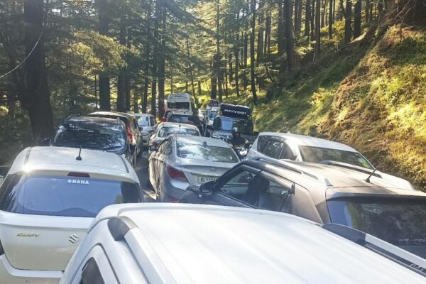 Traffic jam at Jageshwar Dham caused inconvenience to devotees